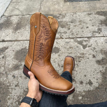 Cargar imagen en el visor de la galería, H1012 - Bota bulldog doble vida capuchino miel suela media vida tachón