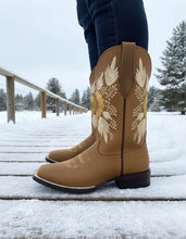 Load image into Gallery viewer, D2062 - Bota bulldog de girasoles crazy oro