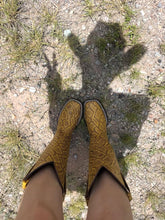 Cargar imagen en el visor de la galería, D3023 - Bota bulldog grabado anaconda amarillo/café/tabaco