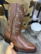 Cargar imagen en el visor de la galería, ELD1010 - Bota rodeo maru venado brandy hule cierre