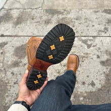 Cargar imagen en el visor de la galería, H1012 - Bota bulldog doble vida capuchino miel suela media vida tachón