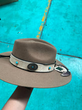 Cargar imagen en el visor de la galería, STRIANG4004 - Texana triángulo banano toquilla pelo de res piedra azul