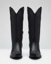 Cargar imagen en el visor de la galería, D8001 - Bota puntal kiara venado negro