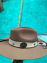 Cargar imagen en el visor de la galería, STRIANG4004 - Texana triángulo banano toquilla pelo de res piedra azul