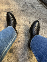 Cargar imagen en el visor de la galería, ELH1003 - Bota oval clon avestrúz negro