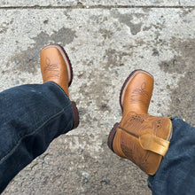 Cargar imagen en el visor de la galería, H1012 - Bota bulldog doble vida capuchino miel suela media vida tachón