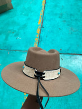 Cargar imagen en el visor de la galería, STRIANG4004 - Texana triángulo banano toquilla pelo de res piedra azul