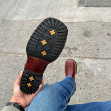 Cargar imagen en el visor de la galería, H1011 - Bota bulldog doble vida capuchino café suela media vida tachón