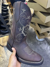Cargar imagen en el visor de la galería, ELD1014 - Bota bulldog mariposa brandy hule cierre
