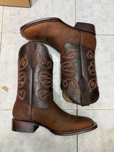 Cargar imagen en el visor de la galería, ELH1016 - Bota bulldog espiga brasil arena