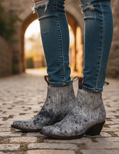 Load image into Gallery viewer, D1031 - Botín puntal de pelo pinto negro