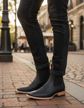 Load image into Gallery viewer, D1045 - Botín bulldog crazy negro