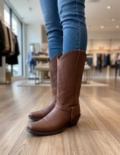 Cargar imagen en el visor de la galería, D1090 - Bota rodeo con cinto crazy brandy