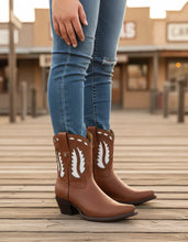 Cargar imagen en el visor de la galería, D2041 - Bota corta puntal láser crazy bronce