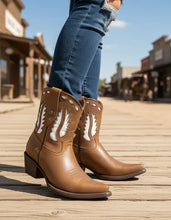 Cargar imagen en el visor de la galería, D2043 - Bota corta puntal láser crazy oro