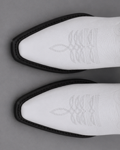Cargar imagen en el visor de la galería, D2053 - Bota puntal clásica venado blanco
