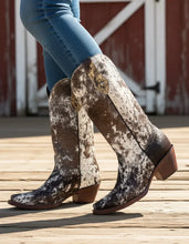 Cargar imagen en el visor de la galería, D2054 - Bota puntal clásica de pelo pinto negro