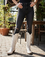 Cargar imagen en el visor de la galería, D2081 - Bota kiara snake print blanco