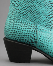 Cargar imagen en el visor de la galería, D2084 - Bota kiara snake print azul turquesa