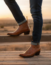 Load image into Gallery viewer, D2092 - Botín puntal grabado anaconda bronce/azul/naranja