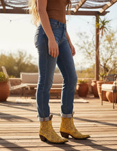 Load image into Gallery viewer, D2093 - Botín puntal grabado anaconda amarillo/café/tabaco