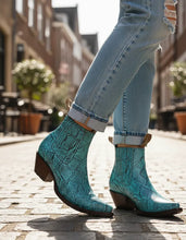 Load image into Gallery viewer, D2094 - Botín puntal grabado anaconda azul turquesa/café/topo