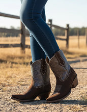 Load image into Gallery viewer, D3011 - Bota corta puntal gamuza grabado anaconda café/negro/choco