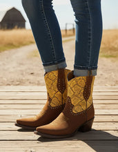 Load image into Gallery viewer, D3013 - Bota corta oval gamuza grabado anaconda amarillo/café/tabaco