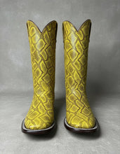 Cargar imagen en el visor de la galería, D3023 - Bota bulldog grabado anaconda amarillo/café/tabaco