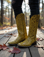 Cargar imagen en el visor de la galería, D3023 - Bota bulldog grabado anaconda amarillo/café/tabaco