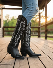 Cargar imagen en el visor de la galería, D3054 - Bota puntal canelita jersey negro