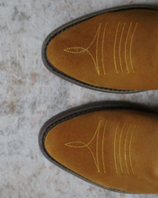 Cargar imagen en el visor de la galería, D3062 - Bota oval gamuza miel