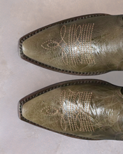 Cargar imagen en el visor de la galería, D4011 - Bota puntal láser con estoperoles desierto choco