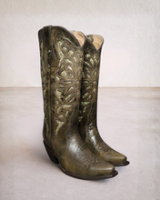 Cargar imagen en el visor de la galería, D4011 - Bota puntal láser con estoperoles desierto choco