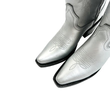Cargar imagen en el visor de la galería, D4031 - Bota puntal kiara plata metálico