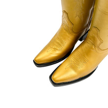 Cargar imagen en el visor de la galería, D4032 - Bota puntal kiara dorado metálico
