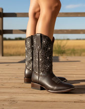 Cargar imagen en el visor de la galería, D4061 - Bota bulldog flores/piedras floter café