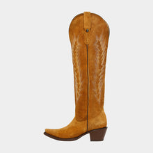 Cargar imagen en el visor de la galería, D4072 - Bota puntal alta espigas gamuza miel