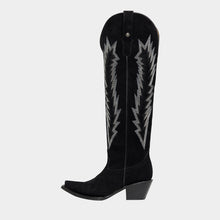 Cargar imagen en el visor de la galería, D4073 - Bota puntal alta espigas gamuza negro