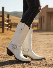 Cargar imagen en el visor de la galería, D4081 - Bota puntal cinto coco blanco