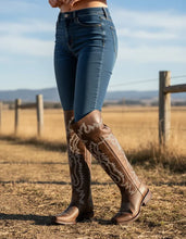 Cargar imagen en el visor de la galería, D5012 - Bota rodeo alta brasil arena pita