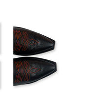 Cargar imagen en el visor de la galería, D4022 - Bota puntal kiara venado negro/naranja