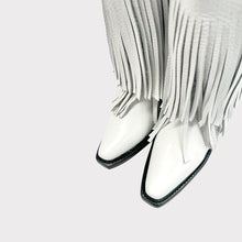 Cargar imagen en el visor de la galería, D7002 - Bota puntal de barbas grizzly blanco