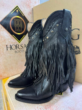 Cargar imagen en el visor de la galería, D7003 - Bota puntal de barbas crazy negro