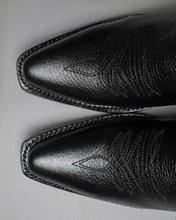 Cargar imagen en el visor de la galería, D8001 - Bota puntal kiara venado negro