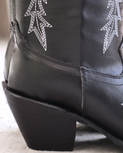 Cargar imagen en el visor de la galería, D8000 - Bota puntal kiara atanado negro/bordado beige