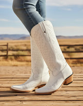 Cargar imagen en el visor de la galería, D8004 - Bota puntal kiara venado blanco