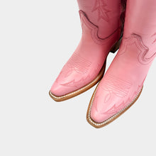 Cargar imagen en el visor de la galería, D8008 - Bota puntal kiara nappa rosa