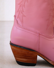 Cargar imagen en el visor de la galería, D8008 - Bota puntal kiara nappa rosa
