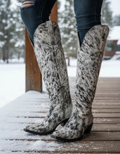 Cargar imagen en el visor de la galería, D9006 - Bota puntal canela de pelo pinto negro